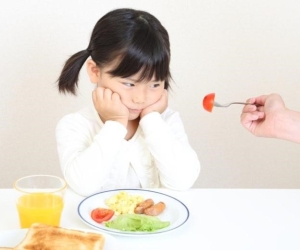 Trẻ biếng ăn mẹ nên khắc phục như thế nào?